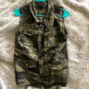 Camo utility vest